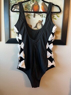 Swimsuit with bow cutout sides